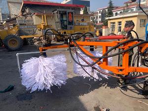 2020年11月11日山西省晉中市昔陽(yáng)縣公路管理段與河南都市機(jī)械設(shè)備有限公司合作，在宋段長(zhǎng)王隊(duì)長(zhǎng)凌師傅的精心安排指導(dǎo)下與喬主任祝師傅的積極努力，成功研制出了加寬雙護(hù)欄板600mm護(hù)欄清洗機(jī)